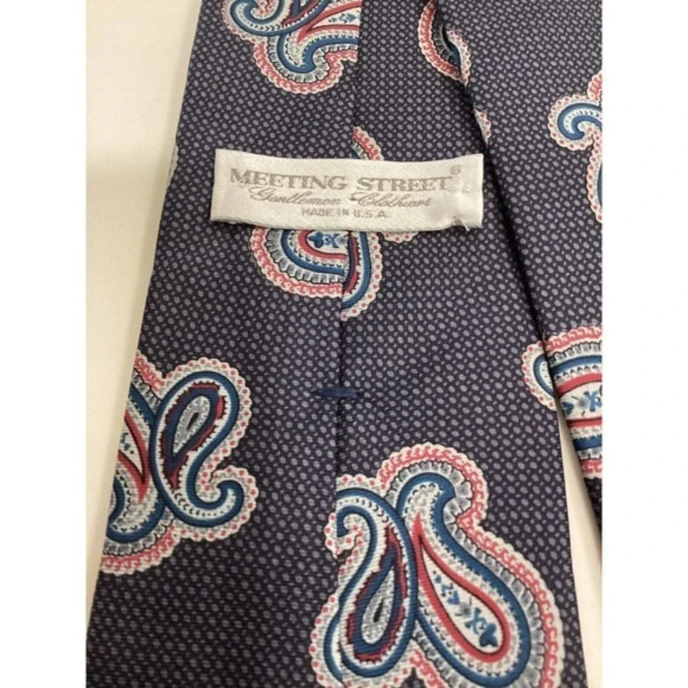 Meeting Street Gentlemen Clothiers Designer 100% Silk Gray Paisley Men’s TIE‎